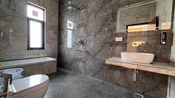 Vasca e doccia separate, asciugamani, sapone, shampoo