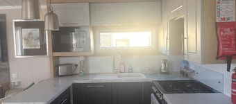Cabin - Sleeps 8 - Garden and Parking