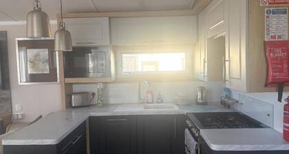 Cabin - Sleeps 8 - Garden and Parking