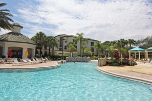 A heated pool - 2BR Getaway Steps from Disney (Kissimmee)