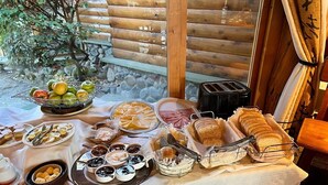 Un bufé de desayuno con diversas opciones de comida y acompañamientos.