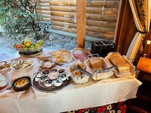 A breakfast buffet with various food items and condiments. - Hostería Los Hielos (El Calafate)