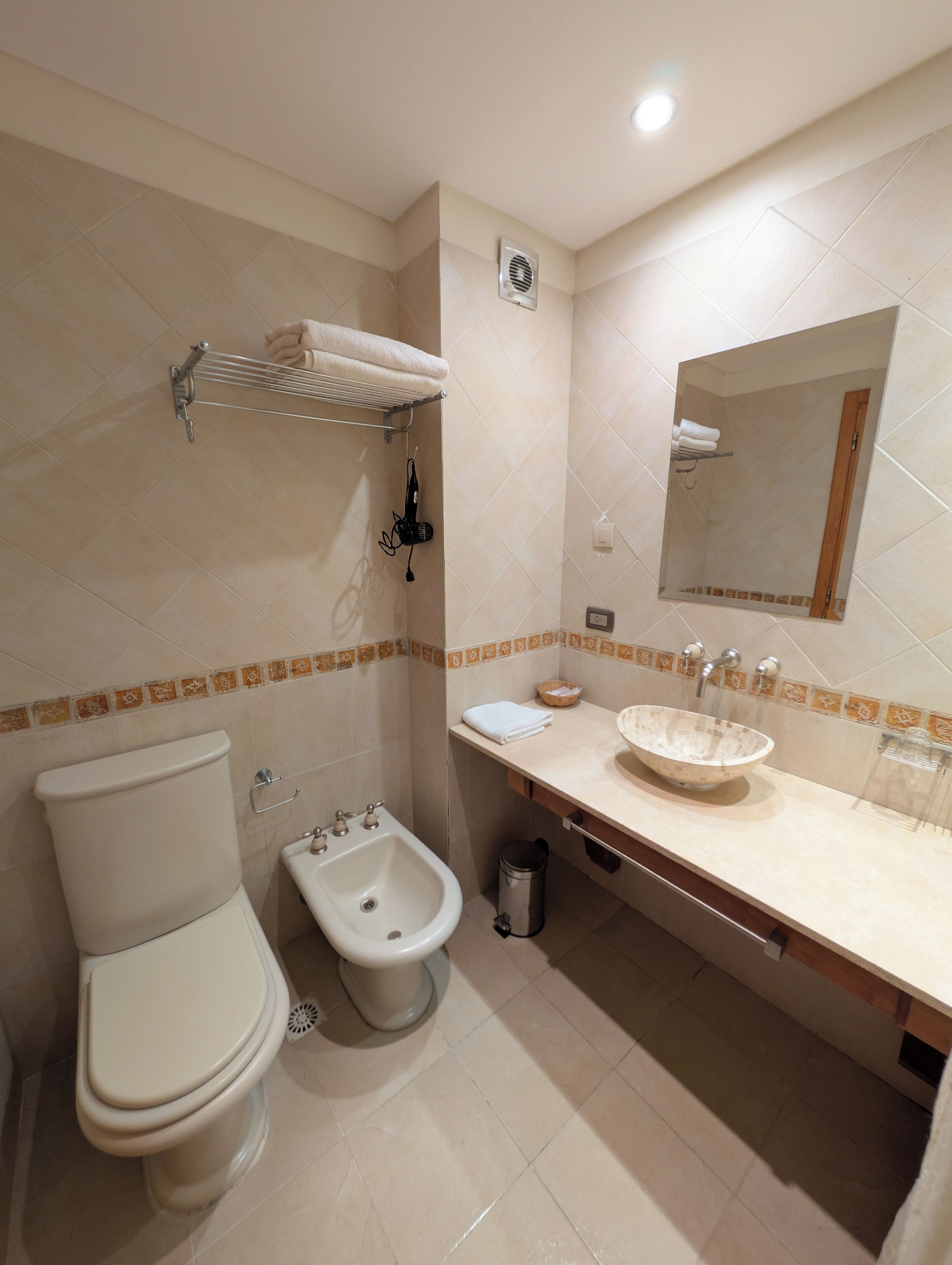 Douche, articles de toilette gratuits, sèche-cheveux