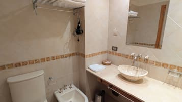 Douche, articles de toilette gratuits, sèche-cheveux