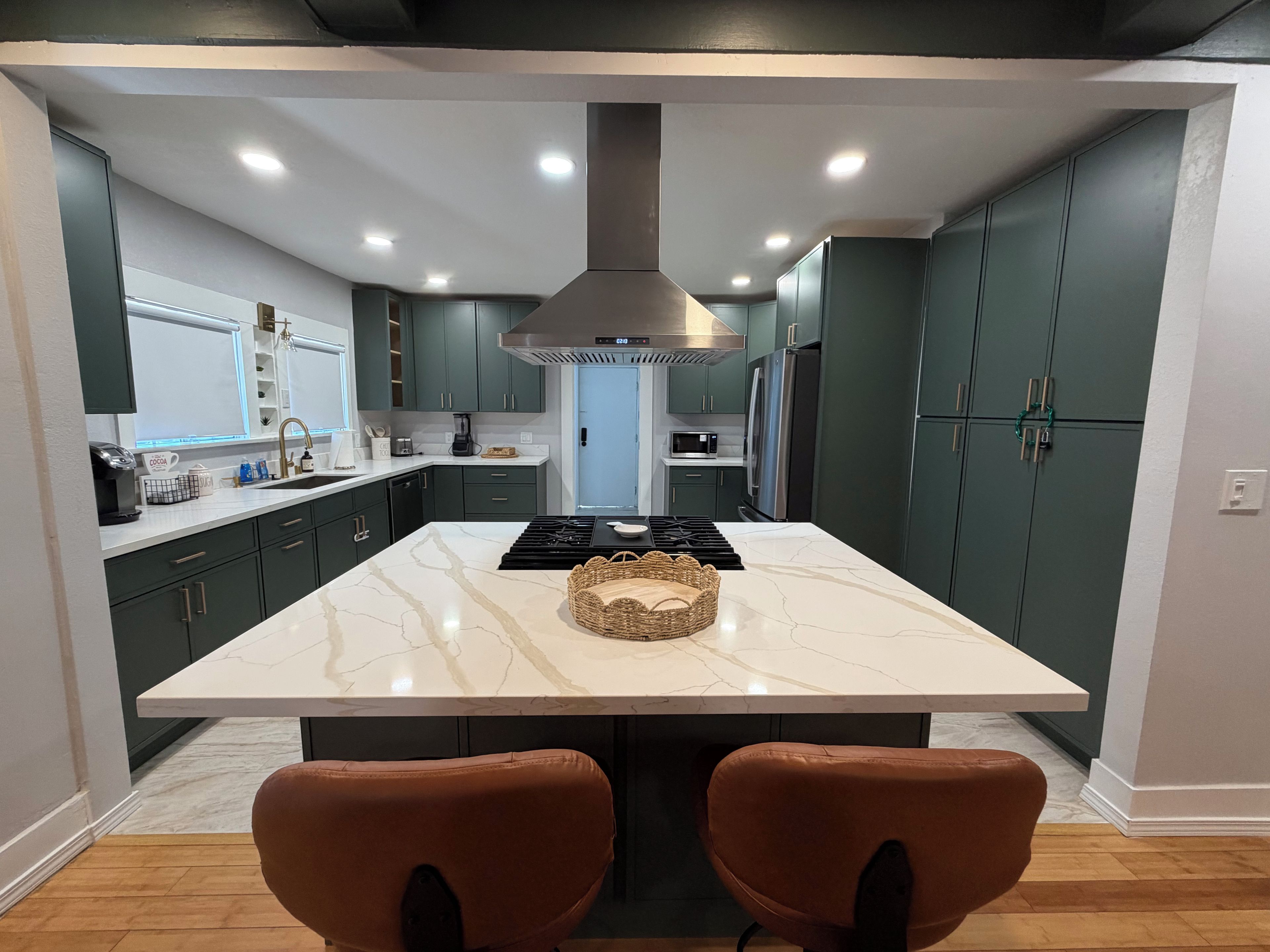 Coffee/tea maker, fridge, microwave, oven