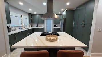 Coffee/tea maker, fridge, microwave, oven