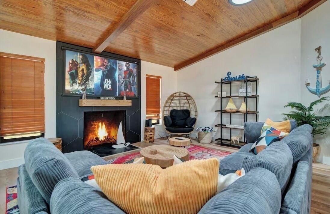 Private Pool Beach House  King Suite + Family Fun - 에지워터