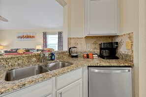 A kitchen with granite countertops, stainless steel appliances, and a coffee maker. - Luxury 4 br Golf Villa, Minutes to Disney, pool (Davenport)