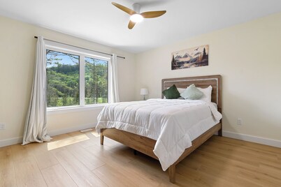 Chateau Lac Starrs, a luxurious new lakefront cottage at Danford Lake, Quebec