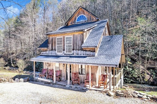 Renovated General Store w/Waterfall & Mini Golf