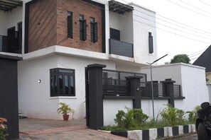 Exterior - Serene 3-bedroom apartment. Includes Breakfast, Laundry & SUV Shuttle (enugu)
