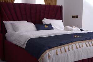 Room - Serene 3-bedroom apartment. Includes Breakfast, Laundry & SUV Shuttle (enugu)