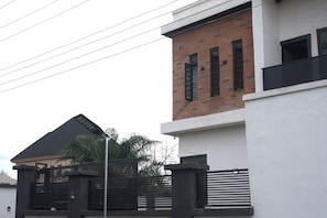 Un bâtiment moderne avec une façade en briques et un extérieur blanc.