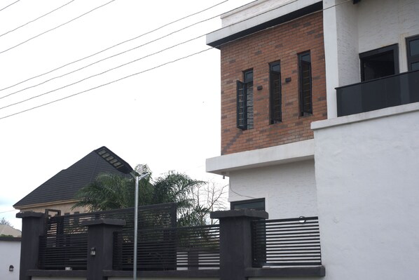 Exterior - Serene 3-bedroom apartment. Includes Breakfast, Laundry & SUV Shuttle (enugu)
