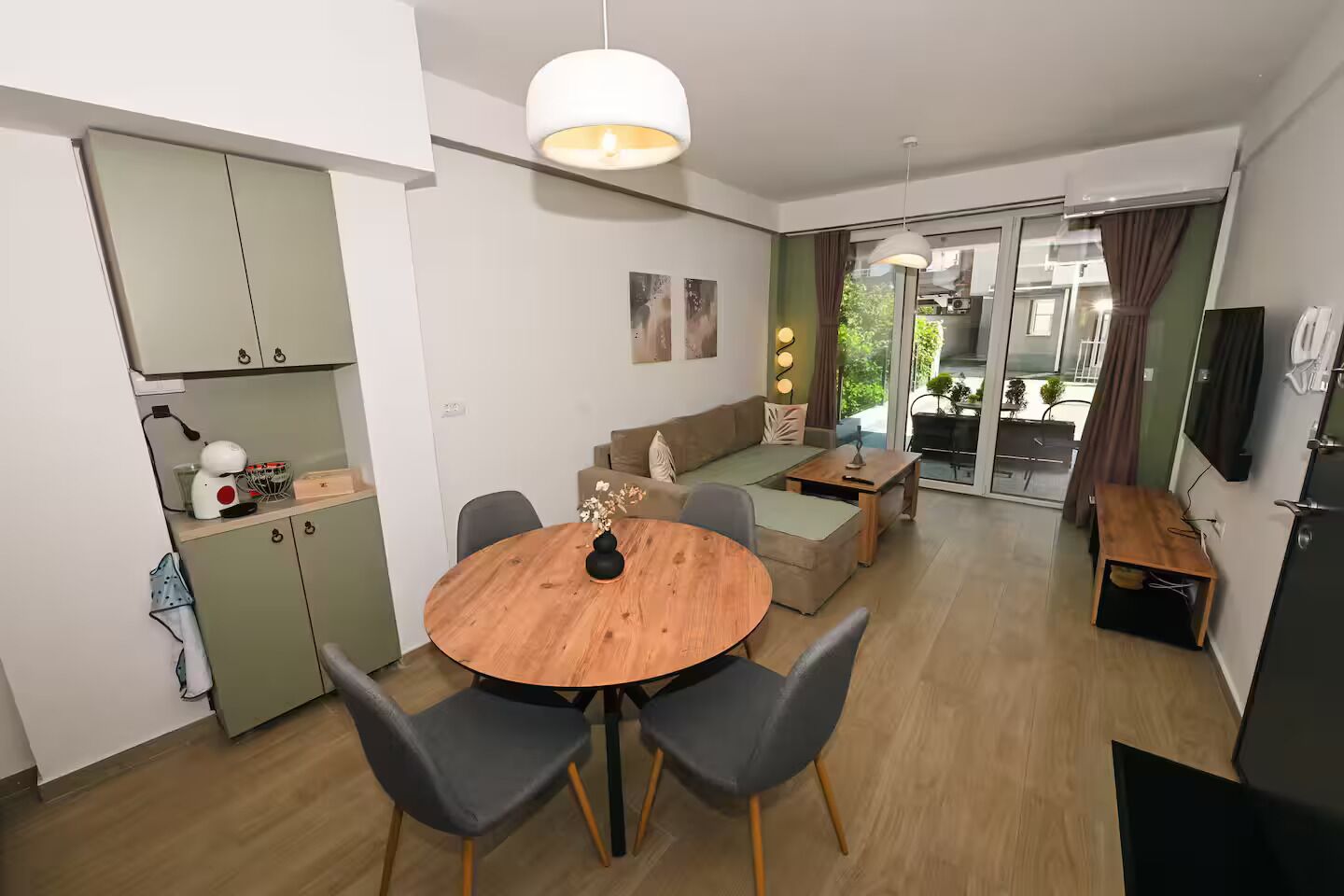 Ein moderner Wohnraum mit Essbereich, Küche und einer Sitzecke mit Blick.