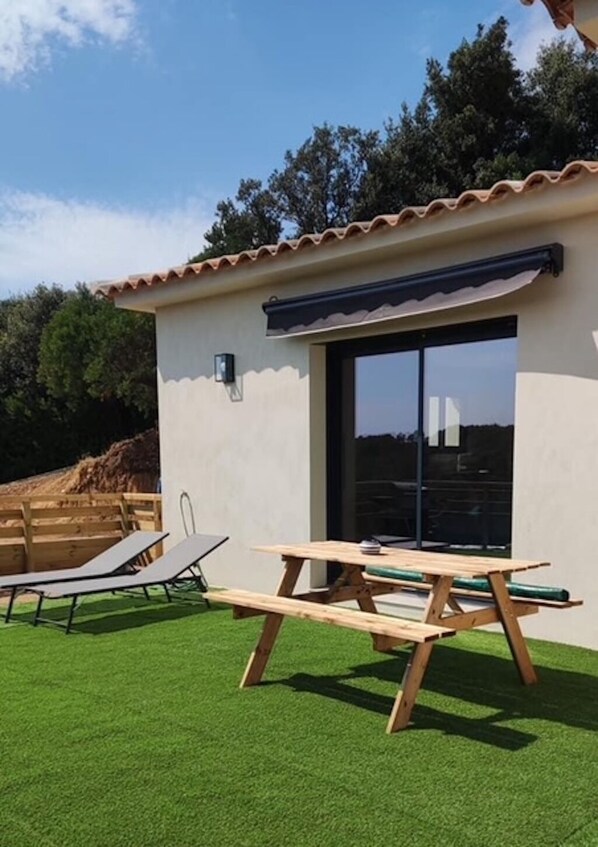 Outdoor dining - Vrbo Property (Eccica-Suarella)