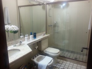 Doccia, bidet, asciugamani, sapone