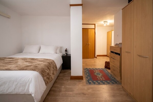 Unclassified image, 1 of 7, button - Spacious Heritage 2BR with Balcony Over River For 4 (London)