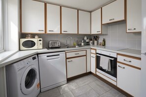 Unclassified image, 5 of 7, button - Spacious Heritage 2BR with Balcony Over River For 4 (London)