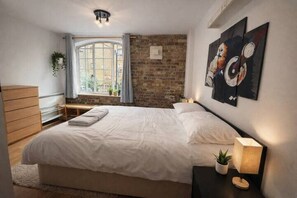 Unclassified image, 3 of 7, button - Spacious Heritage 2BR with Balcony Over River For 4 (London)