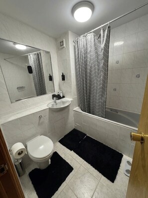 Unclassified image, 4 of 7, button - Spacious Heritage 2BR with Balcony Over River For 4 (London)