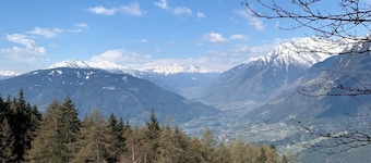 Ifinger Mountain Chalet—an exclusive vacation home just for you. Modern design, quiet location.