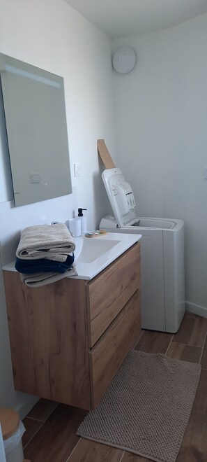 Een douche, een haardroger, handdoeken, toiletpapier