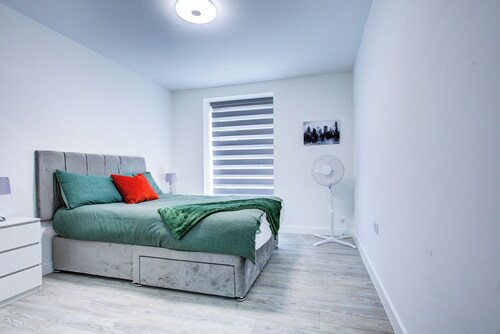 Northfleet Luxe Panoramic Penthouse | River Thames View