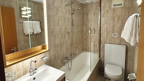 Une salle de bain moderne avec une douche à parois de verre, des toilettes séparées et un meuble-lavabo avec un miroir.