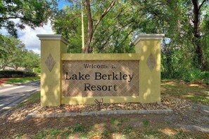A welcome sign for Lake Berkley Resort with a clear road in the background. - Allure | Sleeps 8 | 3 BDM | Disney (Kissimmee)