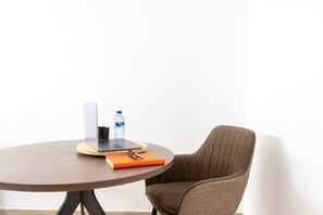 A round table with a laptop, a water bottle, and a notebook. - 3BR Sunset View Retreat Steps from the Beach (Oroklini)