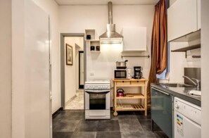 A compact kitchen with a stove, microwave, and dishwasher. - CRISPI HOLIDAY IN (Roma)