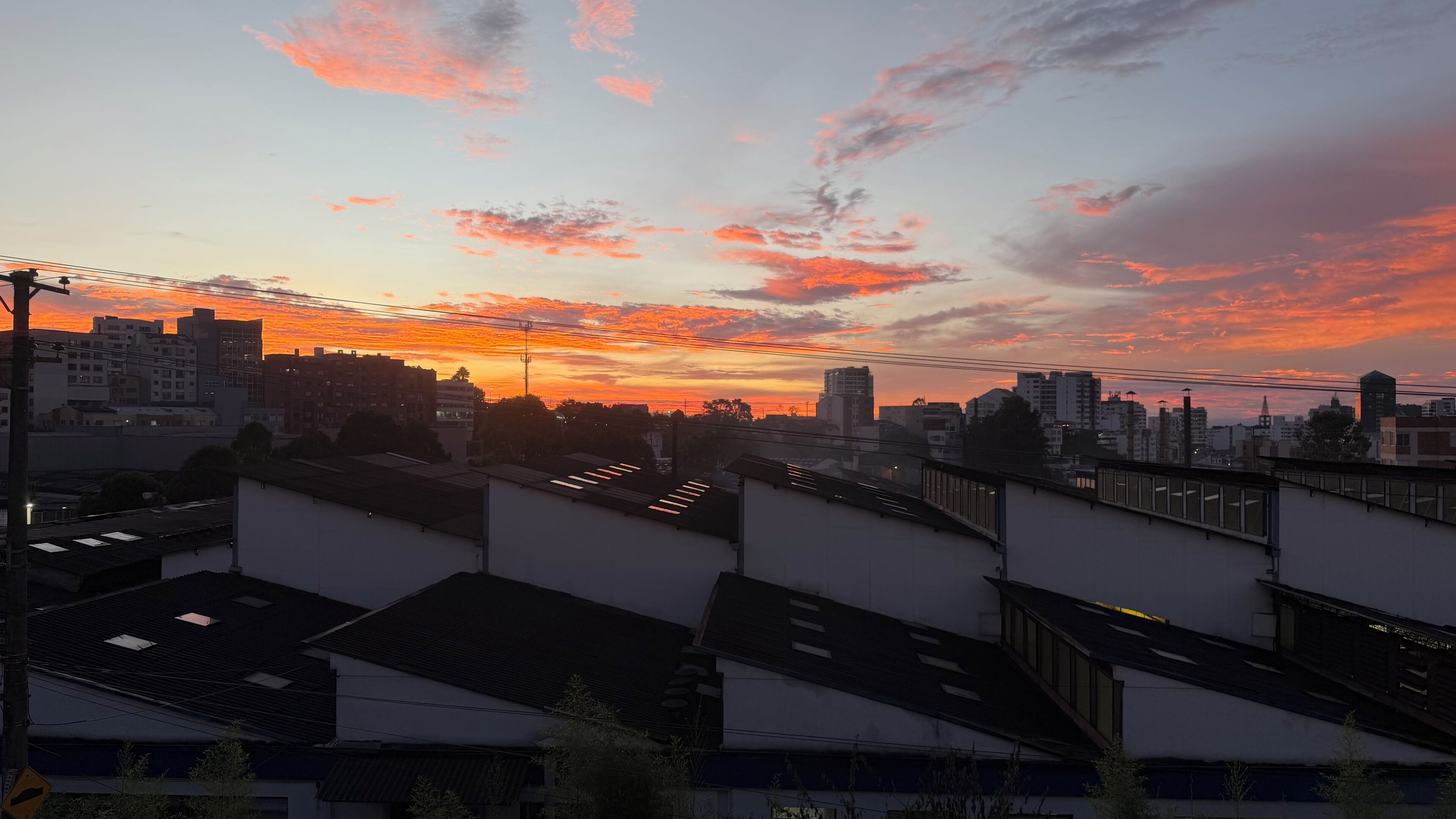 Un paisaje urbano al atardecer con edificios y cielo despejado.