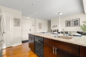 Una cocina moderna con una isla grande, electrodomésticos de acero inoxidable y un diseño minimalista.