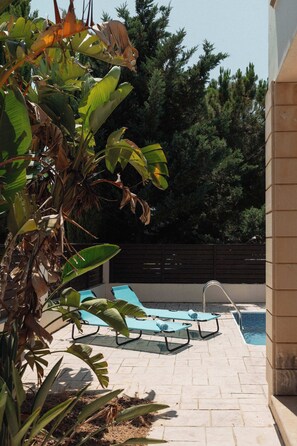 Ein Poolbereich mit Liegestühlen und einem Pool.