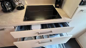 Fridge, stovetop