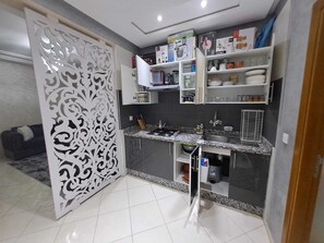 Private kitchen - Lovely 2-bedroom apartment in Tanger near vibrant city spots (Tanger)