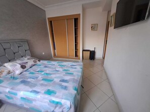 Room - Lovely 2-bedroom apartment in Tanger near vibrant city spots (Tanger)
