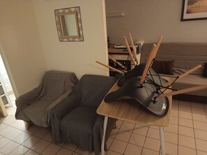 Living area - Vrbo Property (Niort)