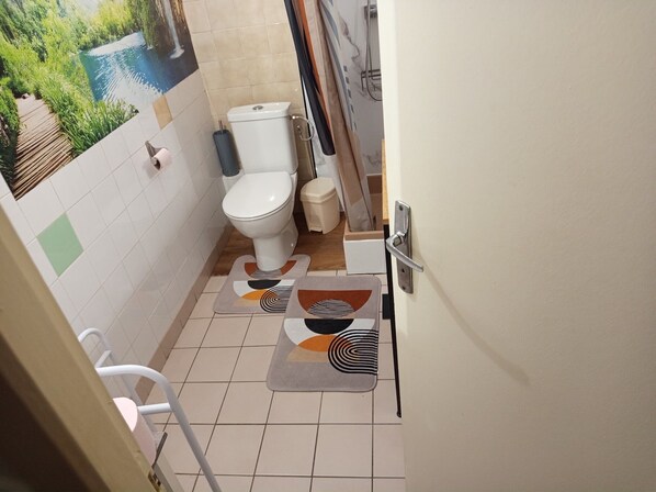 Bathroom - Vrbo Property (Niort)