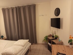 Room - Vrbo Property (Niort)