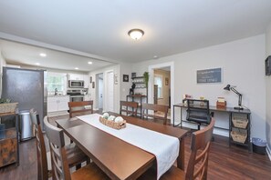 Dining - Greenville Stone Cottage 5 min to Downtown & Trail (Greenville)
