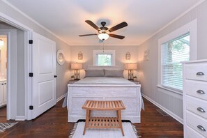 Room - Greenville Stone Cottage 5 min to Downtown & Trail (Greenville)