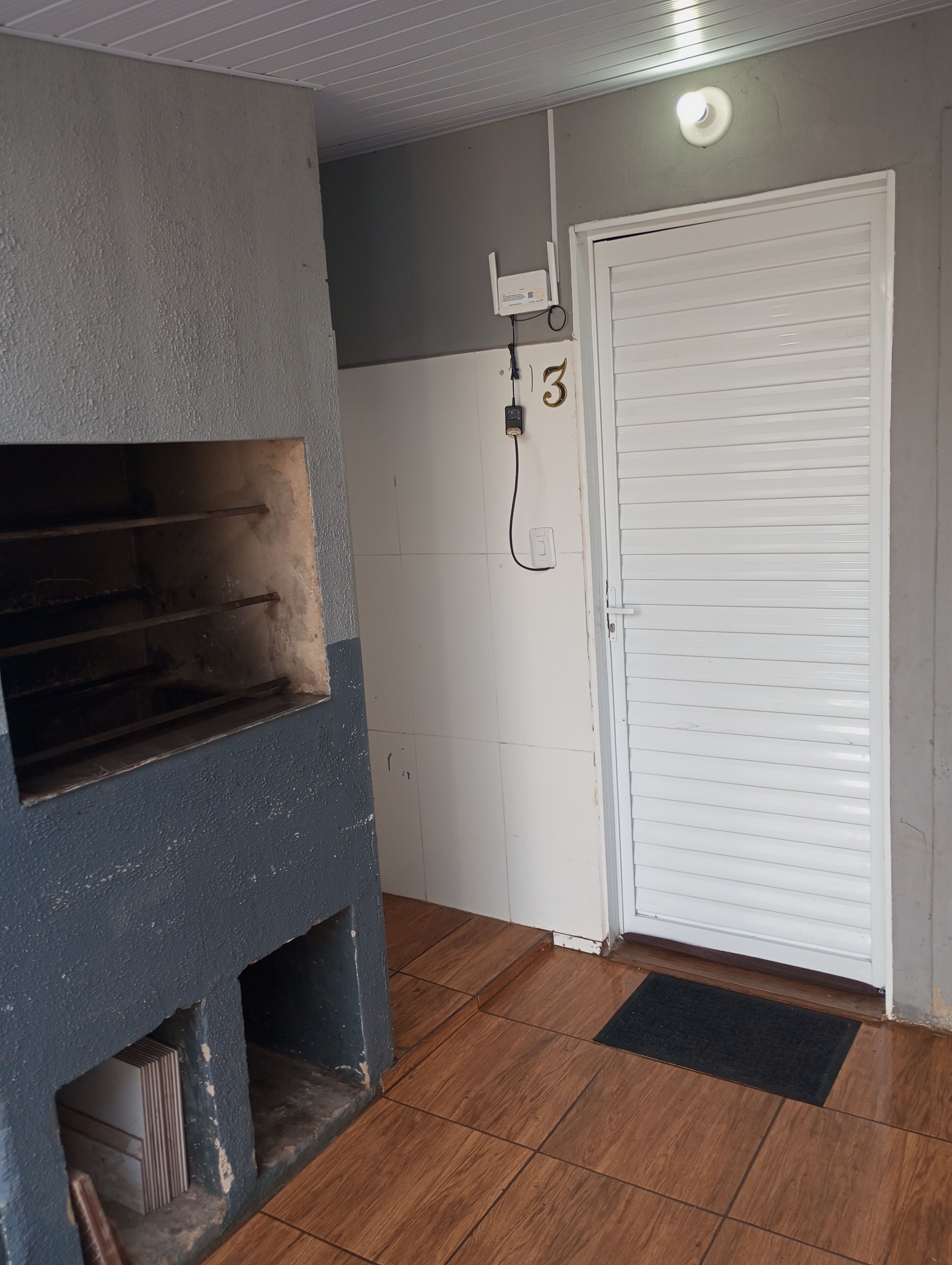 Une pièce équipée d’un four encastré, d’une porte et d’une prise électrique murale.