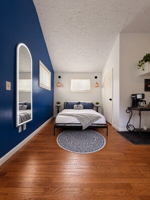 Room - Nature Escape • Fireplace • Birdwatching• Parking • Easy Access to train (Berkeley Heights)