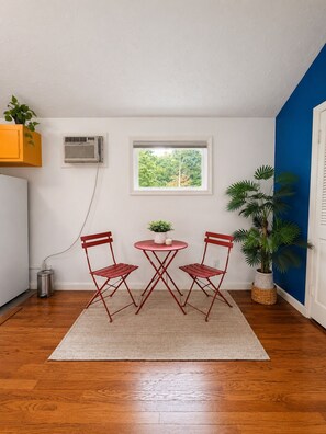 Dining - Nature Escape • Fireplace • Birdwatching• Parking • Easy Access to train (Berkeley Heights)
