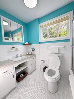 Bathroom - Nature Escape • Fireplace • Birdwatching• Parking • Easy Access to train (Berkeley Heights)