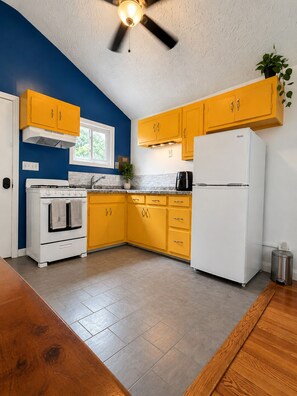 Private kitchen - Nature Escape • Fireplace • Birdwatching• Parking • Easy Access to train (Berkeley Heights)