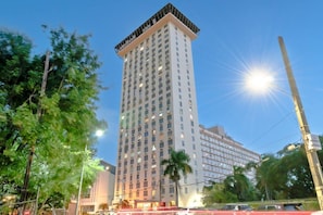 A high-rise building with multiple floors, surrounded by trees and streetlights. - T-Mobile District San Juan Next to Beach (San Juan)