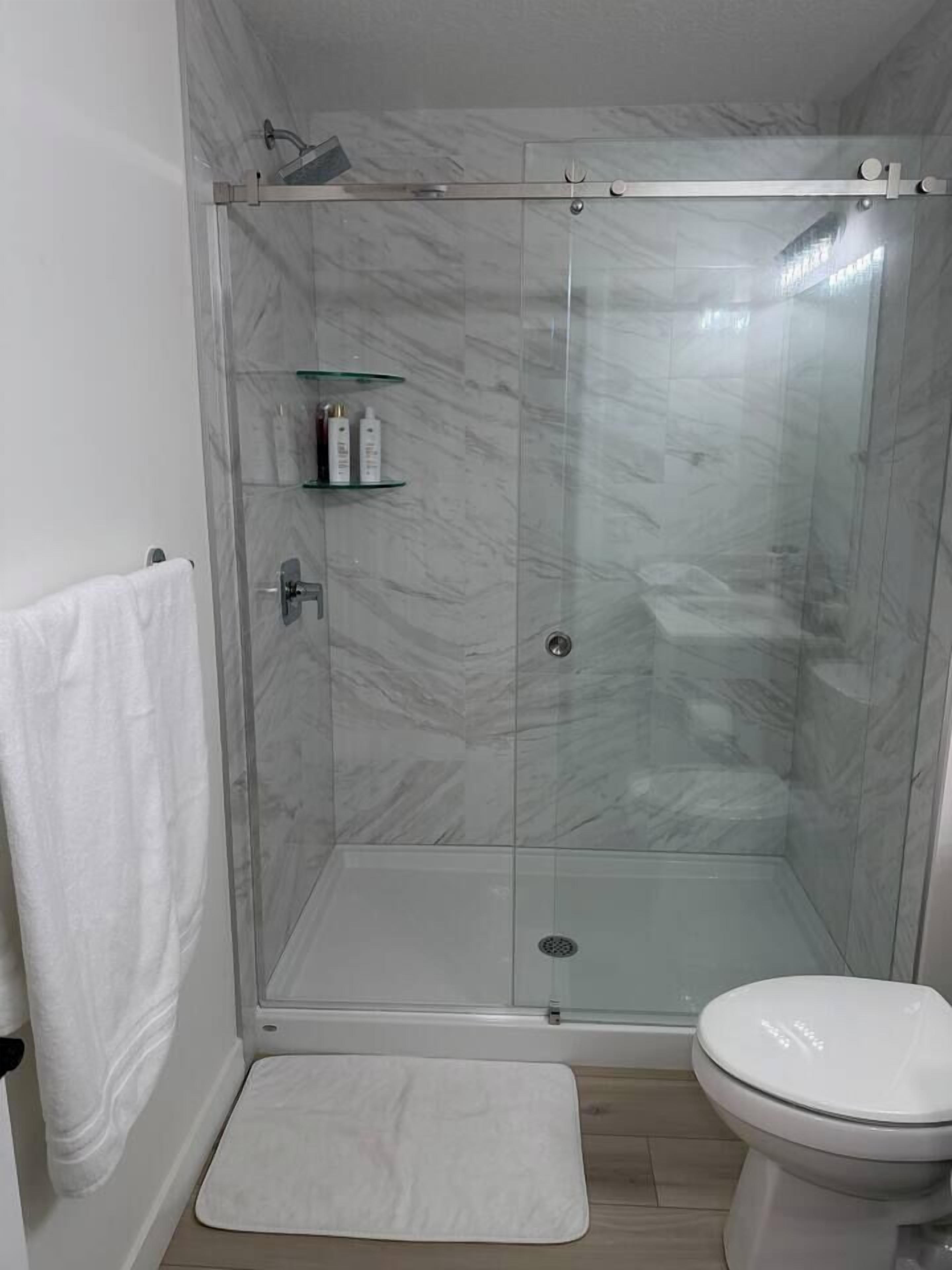 Séchoir à cheveux, serviettes fournies, savon, shampooing